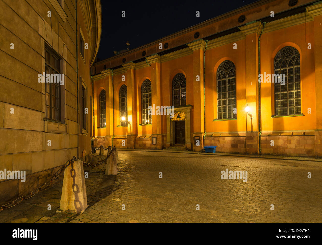 Vue nocturne de la cathédrale de Stockholm (torkyrkan «'), de Storkyrkobrinken, Gamla Stan, Stockholm. Banque D'Images