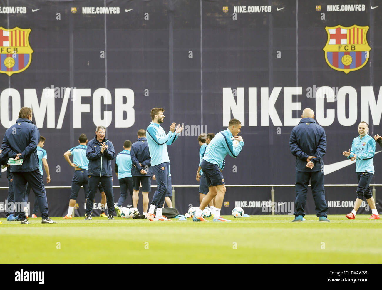 Barcelone, Espagne. Mar 22, 2014. Gerard Pique, Afellay et Iniesta dans la formation du FC Barcelone avant leur match contre le Real Madrid, qui a eu lieu à la ville du sport Joan Gamper. Photo : Joan Valls/Urbanandsport Nurphoto /. © Joan Valls/NurPhoto ZUMAPRESS.com/Alamy/Live News Banque D'Images