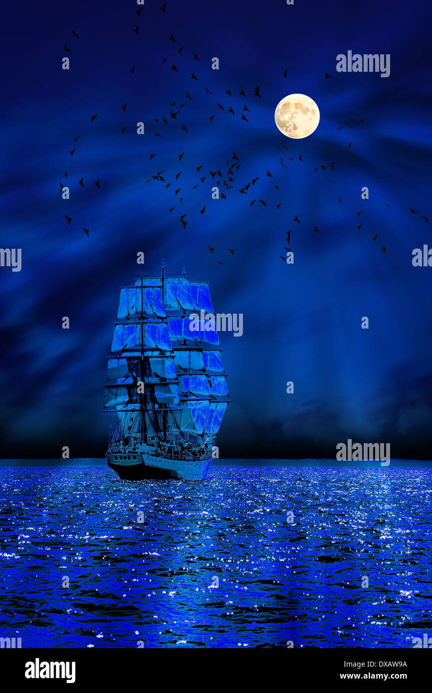 Misty un voilier en mer avec la lune et les corneilles dans l'arrière-plan. Banque D'Images