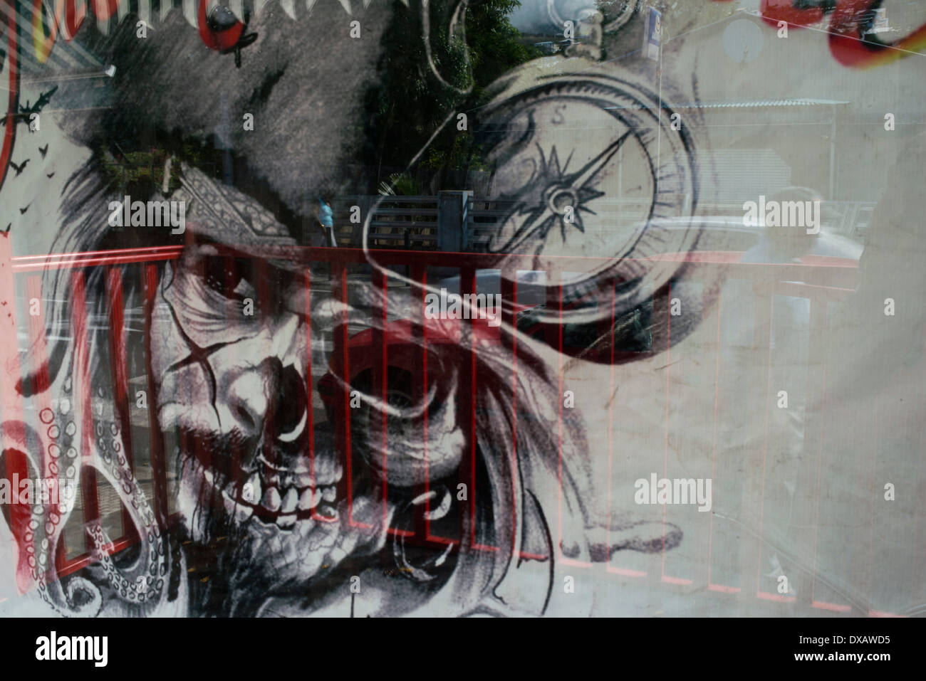 Jacky Tattoo (salon de tatouage à St.Leu). Pirate de l'île de la réunion est présent dans tous les coins. Non seulement l'étrange histoire racontée. Tout le monde parle, par exemple, le pirate La Buse, qui après avoir payé son bateau au large de la côte de l'île, a décidé d'enterrer son trésor énorme à l'intérieur de sorte que personne ne puisse récupérer. Il y a encore des gens qui le cherchent. Ou Sitarane bandit dont la tombe dans le cimetière de Saint-Pierre, les cultes ont lieu tous les soirs. Les pirates, les bandits et les esclaves, réels ou fictifs viennent à leur rencontre dans le Reunion Tour. Comme à la recherche d'un large éventail de courses, les traditions, la musique, la nourriture et les religions. Banque D'Images