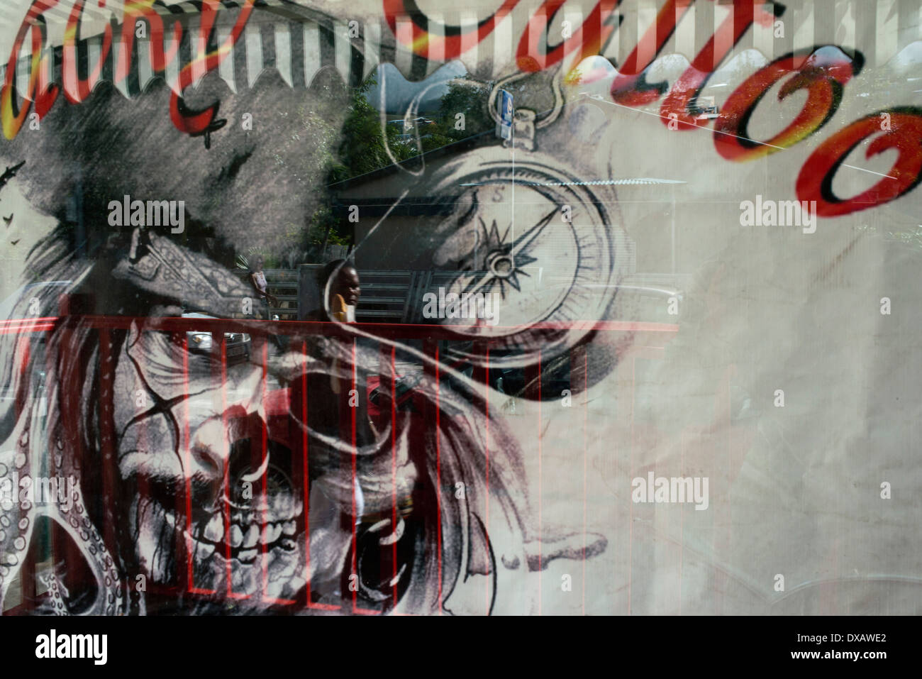 Jacky Tattoo (salon de tatouage à St.Leu). Pirate de l'île de la réunion est présent dans tous les coins. Non seulement l'étrange histoire racontée. Tout le monde parle, par exemple, le pirate La Buse, qui après avoir payé son bateau au large de la côte de l'île, a décidé d'enterrer son trésor énorme à l'intérieur de sorte que personne ne puisse récupérer. Il y a encore des gens qui le cherchent. Ou Sitarane bandit dont la tombe dans le cimetière de Saint-Pierre, les cultes ont lieu tous les soirs. Les pirates, les bandits et les esclaves, réels ou fictifs viennent à leur rencontre dans le Reunion Tour. Comme à la recherche d'un large éventail de courses, les traditions, la musique, la nourriture et les religions. Banque D'Images