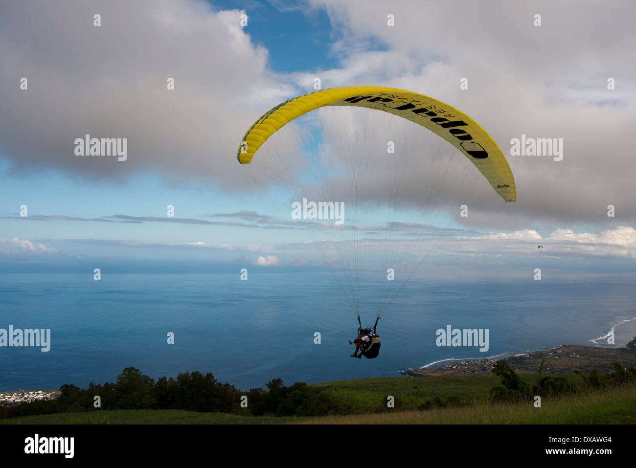 Parapente le long de la plage à St Leu. L'île de la réunion est l'un des plus reconnus dans le monde du parapente. Banque D'Images