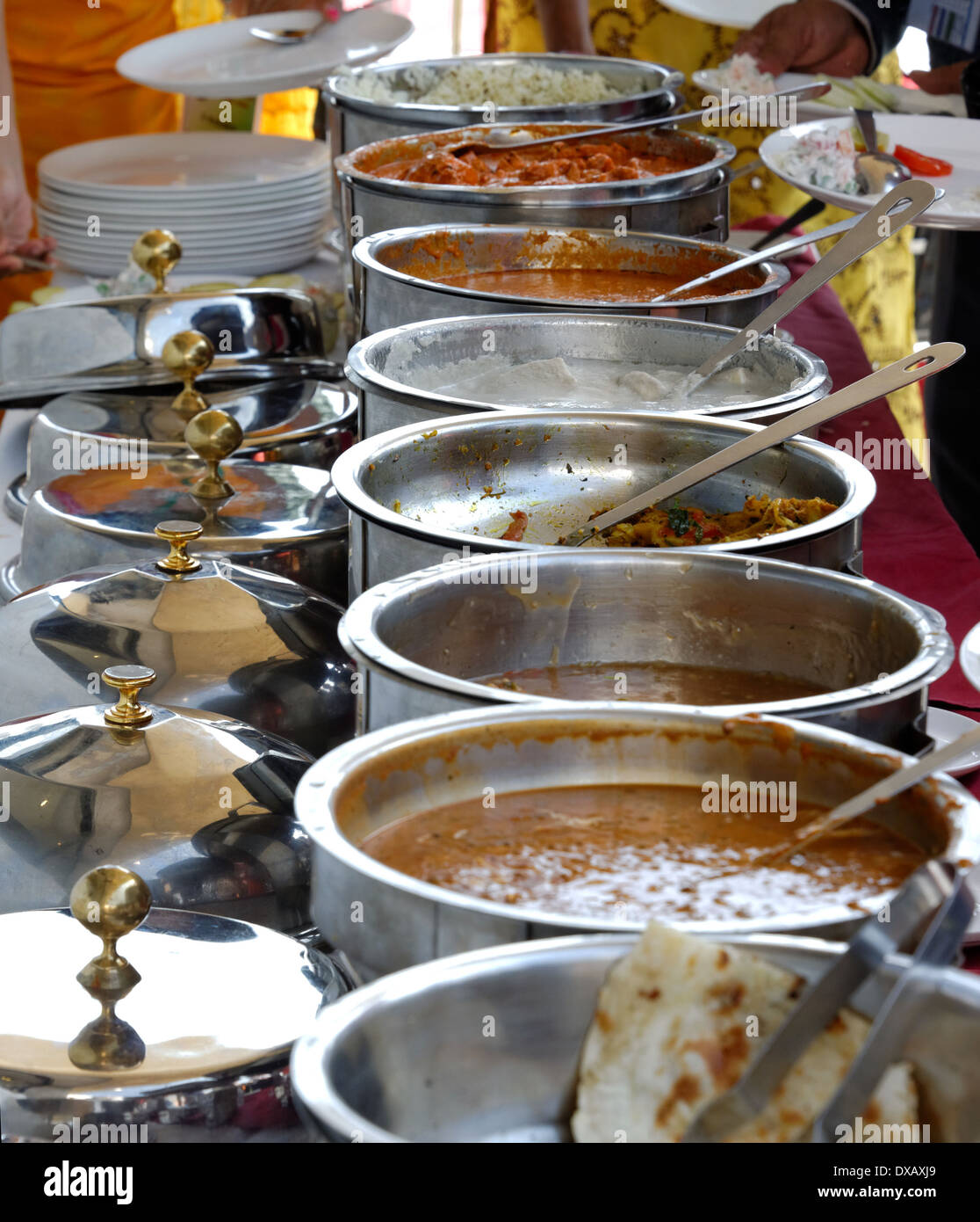 Cuisine indienne, servi dans des pots en acier inoxydable Banque D'Images