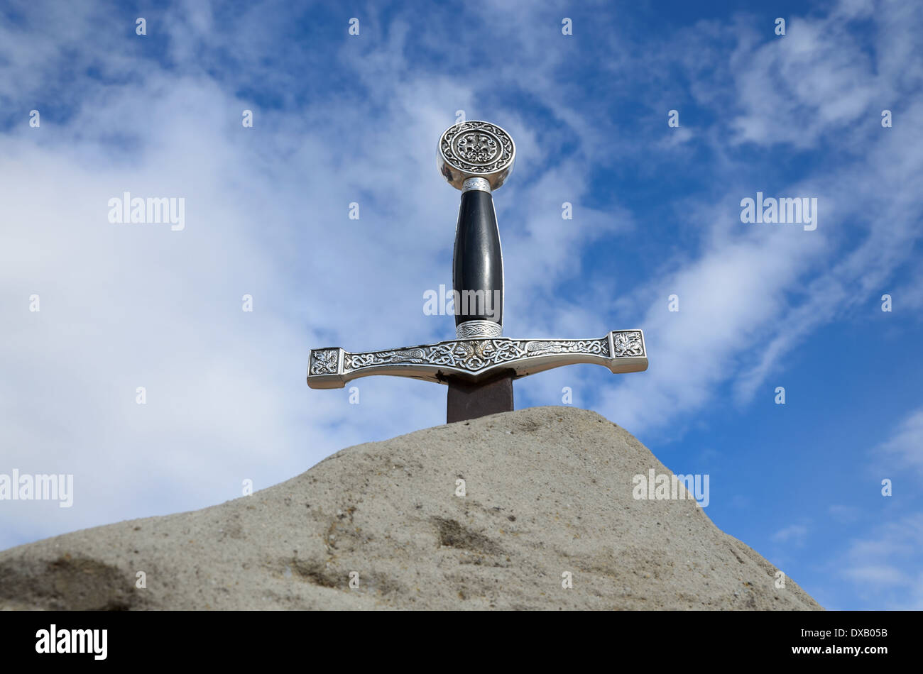 Épée dans la pierre contre le ciel Banque D'Images