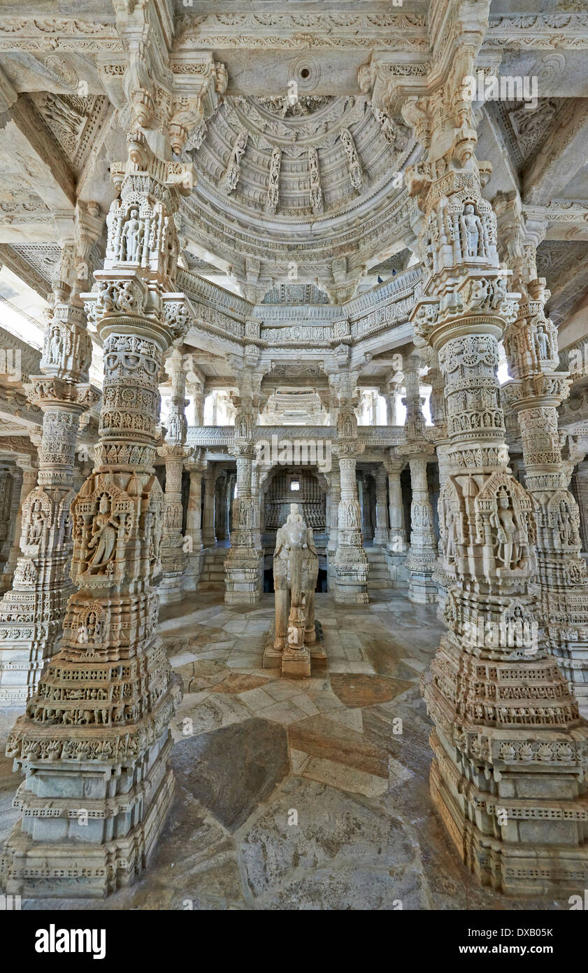 Vue de l'intérieur de Temple Ranakpur Jain Mandir Chaumukha, sculpture sur pierre, fabriqué à partir de marbre blanc, collines Aravalli, Rajasthan, Inde Banque D'Images