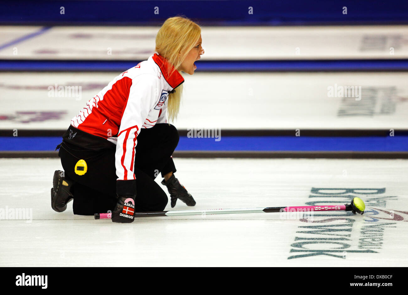 Madeleine Dupont du Danemark des cris instructions en 2014 Championnat Mondial Ford de curling féminin au Canada. Banque D'Images