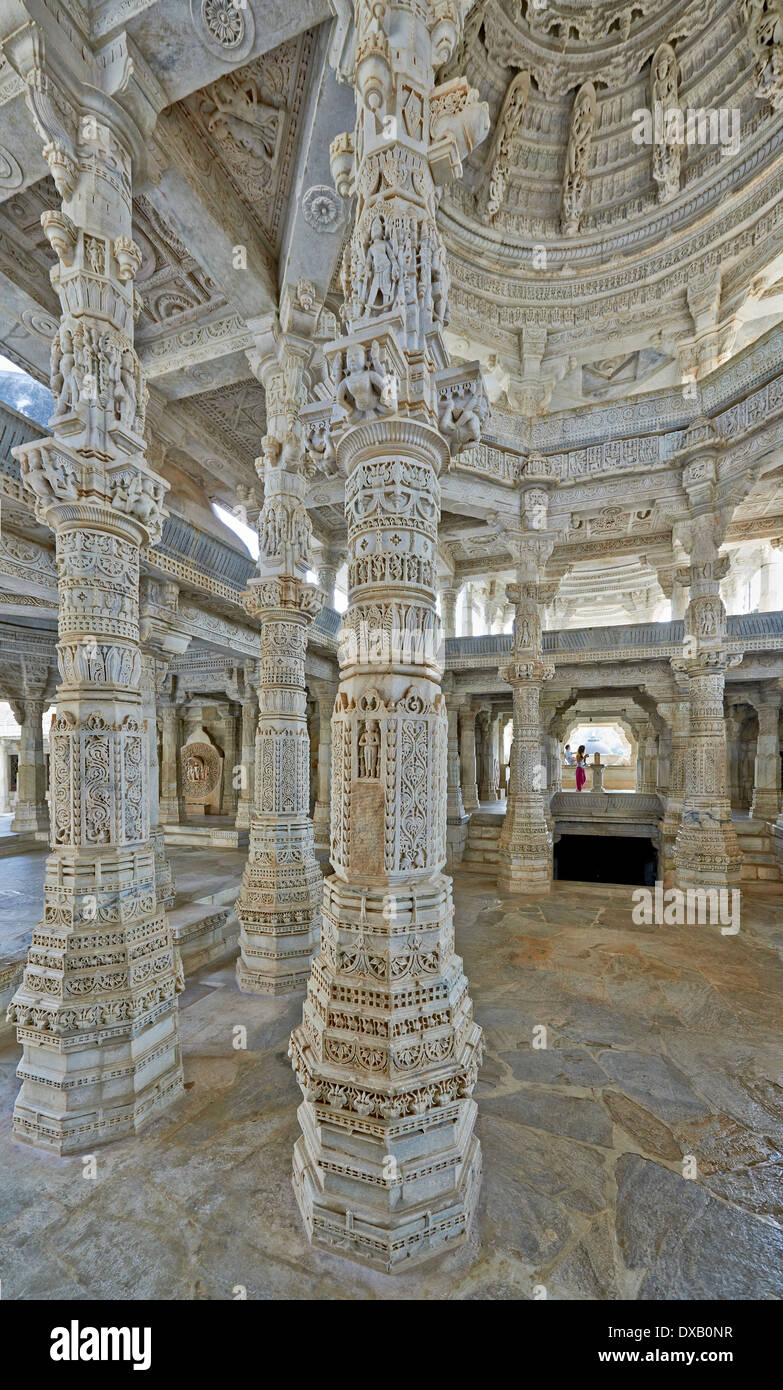 Vue de l'intérieur de Temple Ranakpur Jain Mandir Chaumukha, sculpture sur pierre, fabriqué à partir de marbre blanc, collines Aravalli, Rajasthan, Inde Banque D'Images