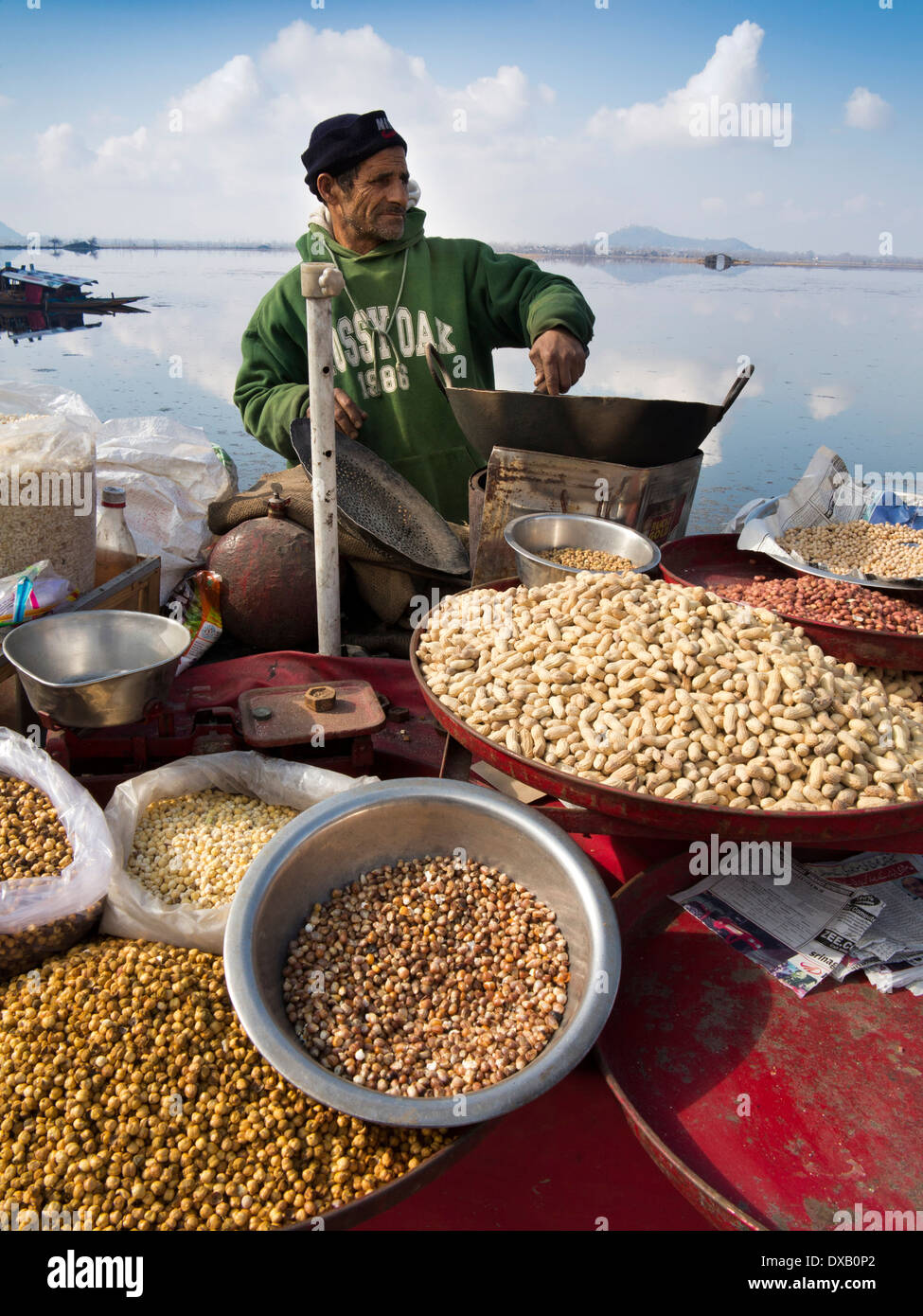 L'Inde, au Cachemire, Srinagar, Mughal Gardens, snack-vendeur d'arachides grillées sur les rives du lac Dal Banque D'Images