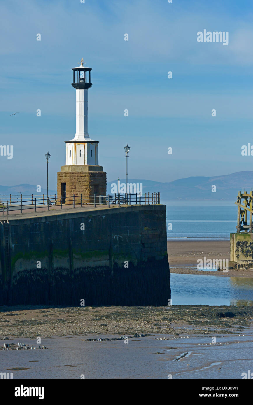 Le port et le phare. Maryport, Cumbria, Angleterre, Royaume-Uni, Europe. Banque D'Images