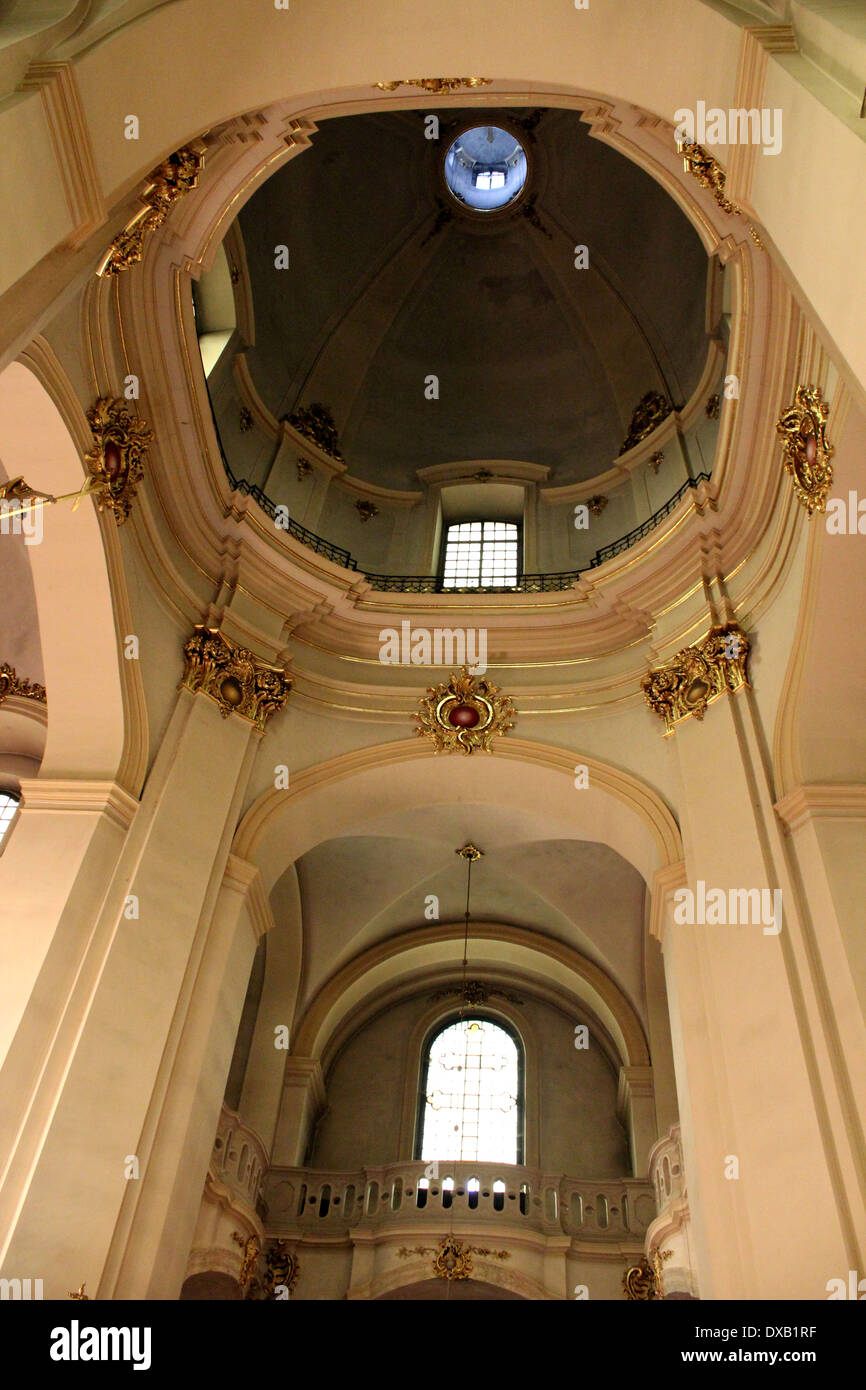 Arc haut dans la belle église catholique Banque D'Images