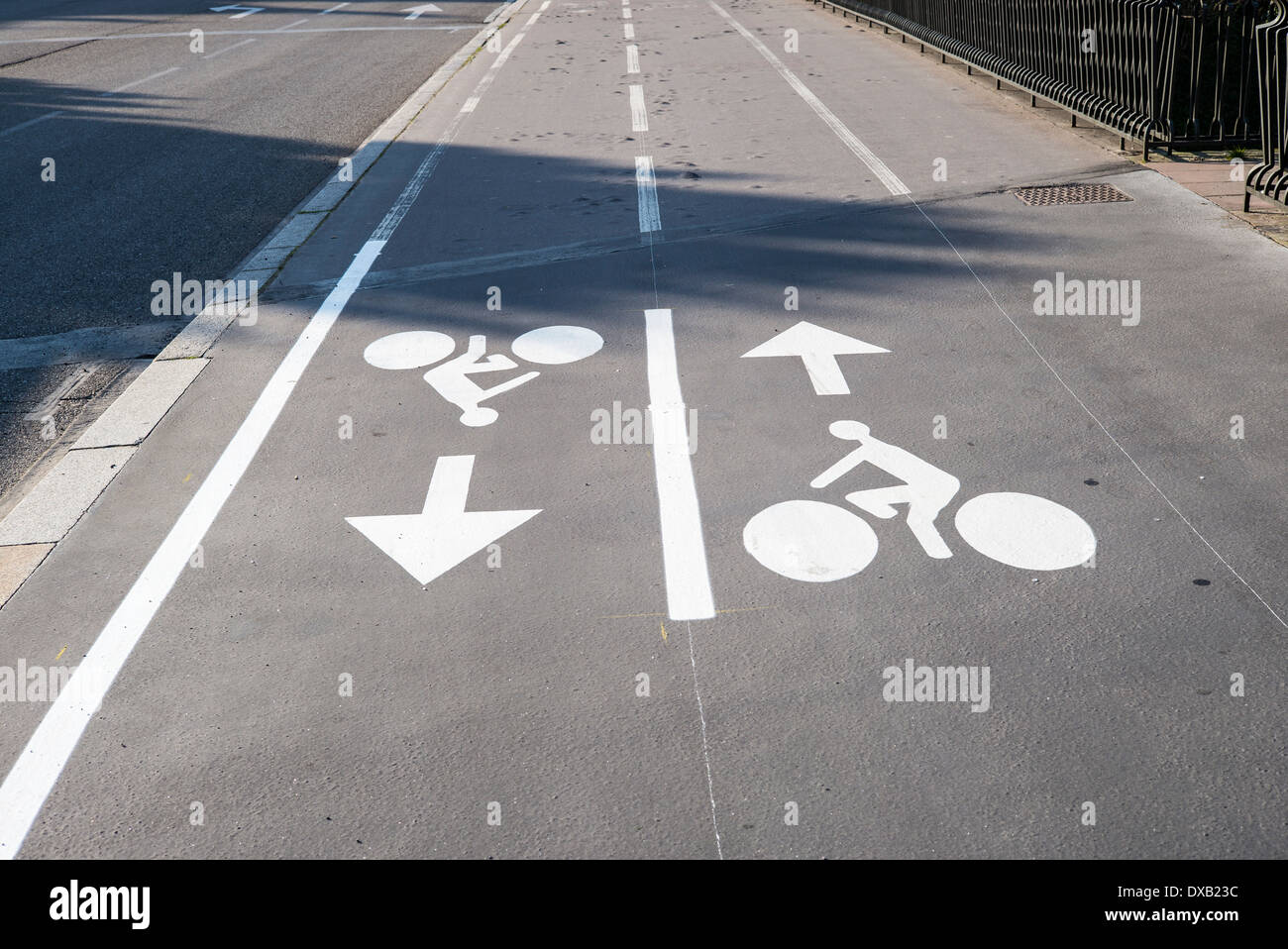 VÉLOS SÉPARÉS PISTES CYCLABLES LES deux voies de vélo sur le pavé Strasbourg Alsace France Banque D'Images