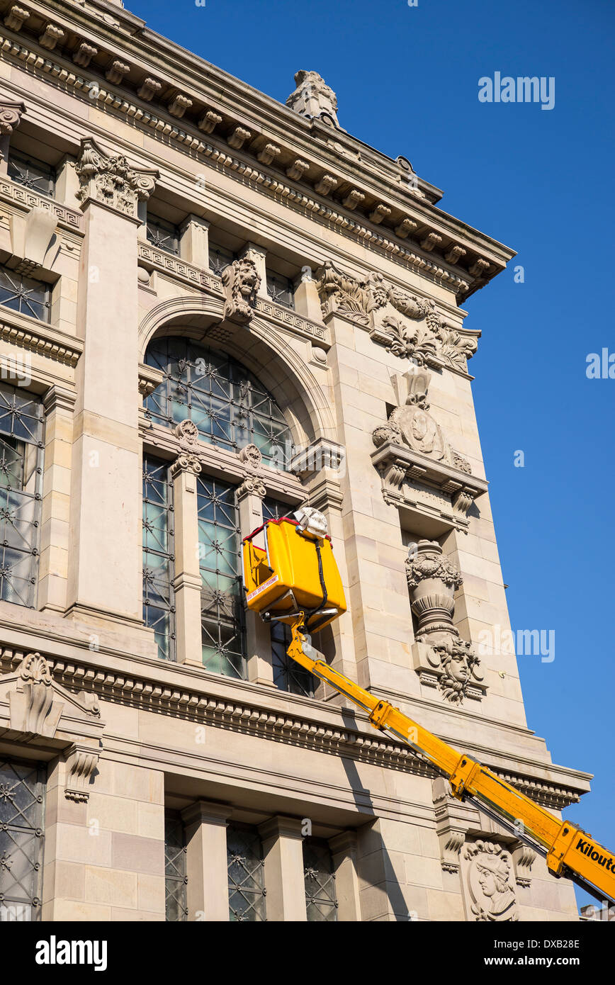 Nettoyage des fenêtres de la Bibliothèque nationale de l'Université avec un préparateur de cerises Strasbourg Alsace France Europe Banque D'Images