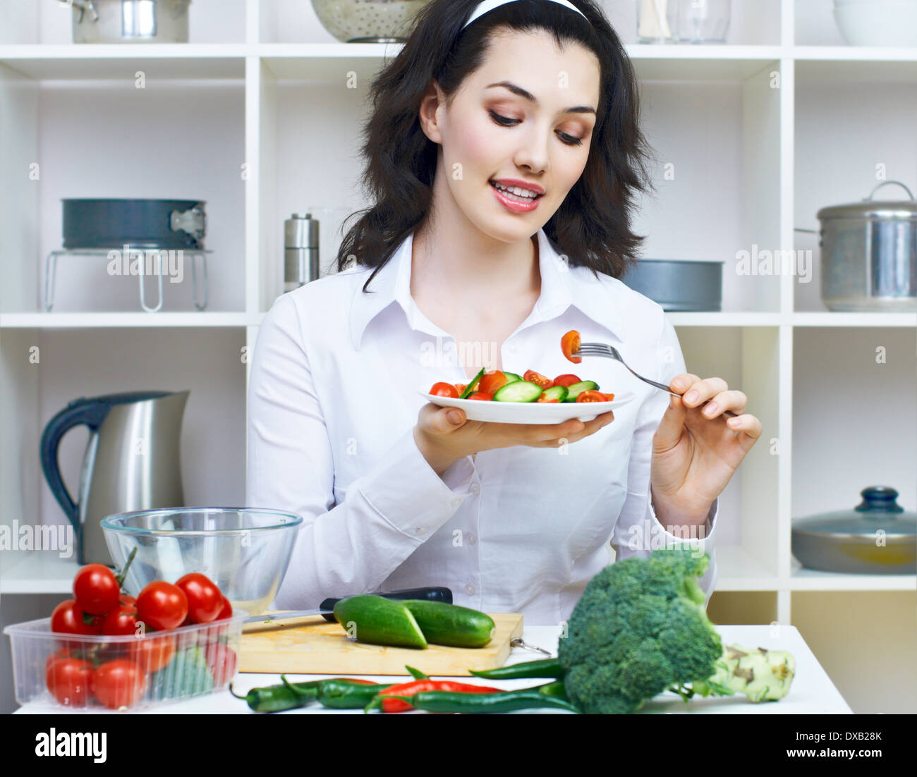 Femme en cuisine faire salad Banque D'Images