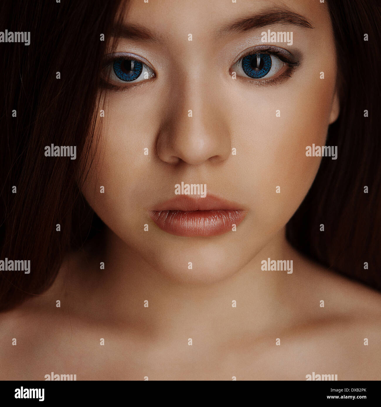 Girl portrait asiatique avec de grandes lèvres et yeux bleus Banque D'Images