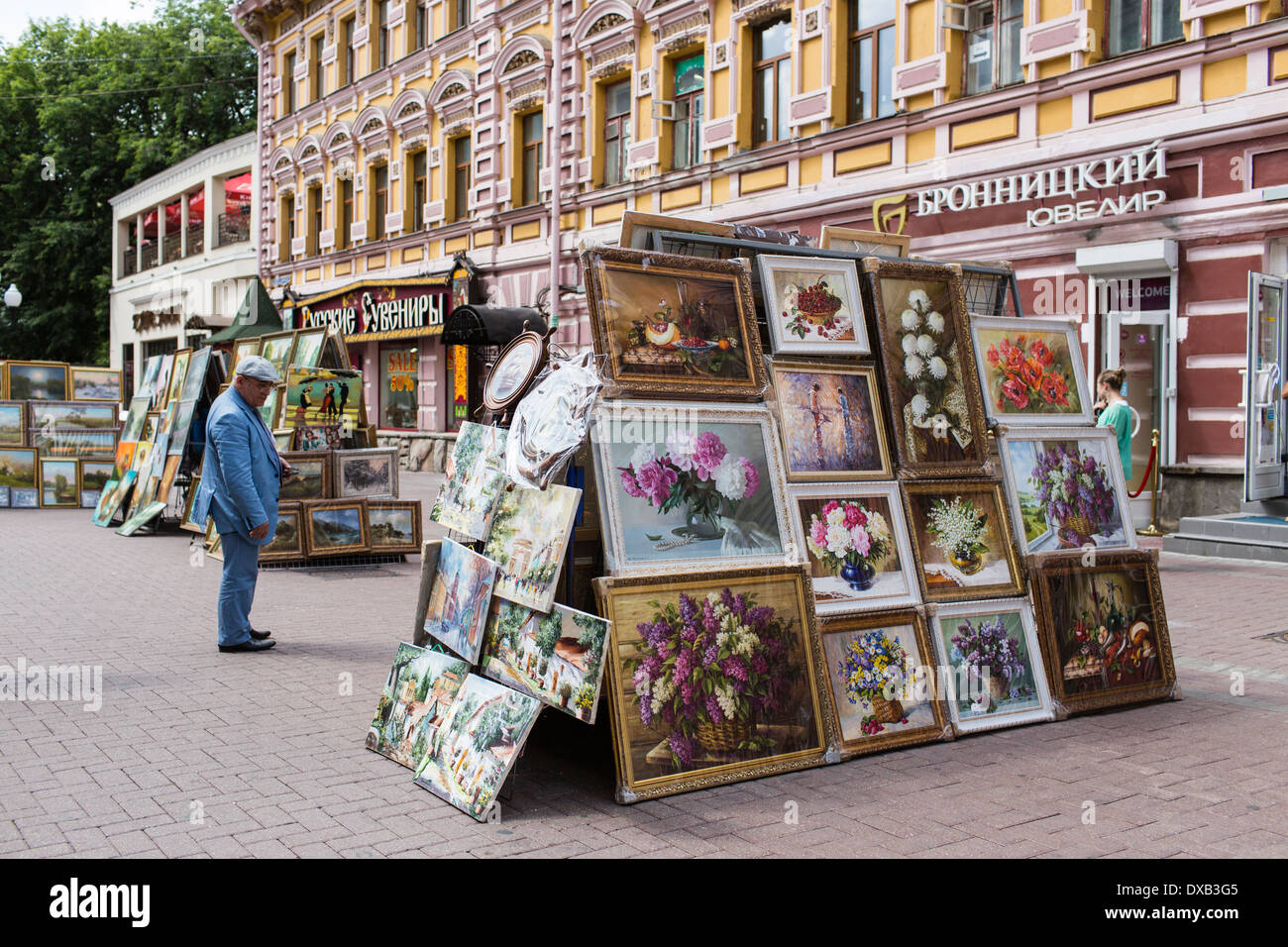 Les touristes passent les œuvres à vendre dans la rue Arbat, Moscou, Russie Banque D'Images