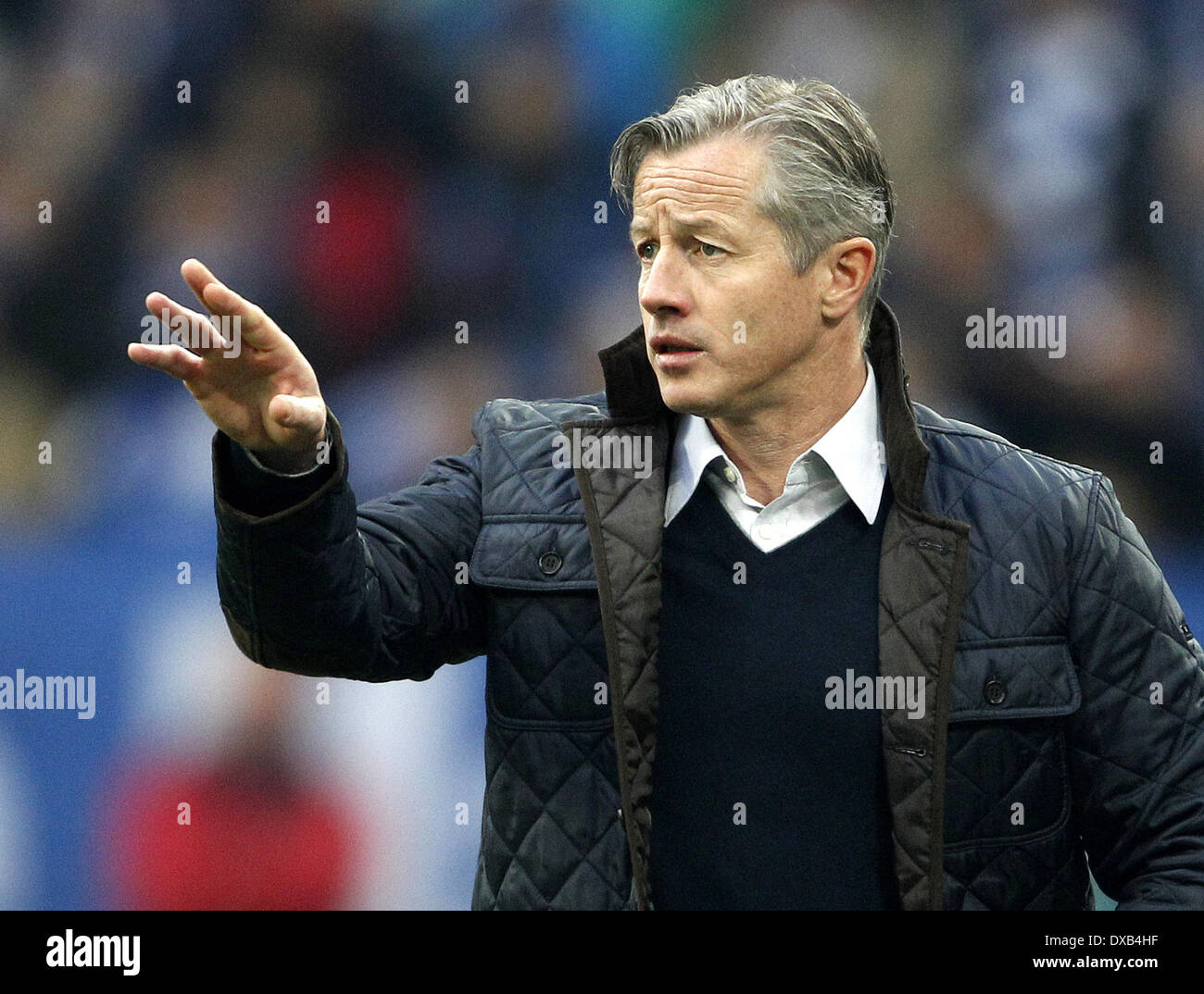 Gelsenkirchen, Allemagne. Mar 22, 2014. L'entraîneur-chef Schalke Jens Keller lors de la Bundesliga match entre le FC Schalke et de l'Eintracht Braunschweig au Veltins Arena à Gelsenkirchen, Allemagne, 22 mars 2014. Photo : ROLAND WEIHRAUCH/dpa (ATTENTION : En raison de la lignes directrices d'accréditation, le LDF n'autorise la publication et l'utilisation de jusqu'à 15 photos par correspondance sur internet et dans les médias en ligne pendant le match.)/dpa/Alamy Live News Banque D'Images