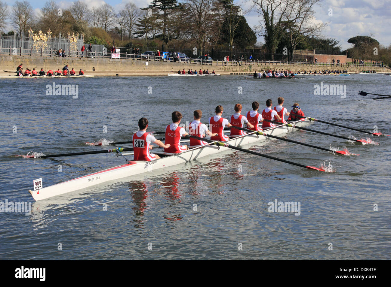 Tamise à Hampton Court, SW London, UK. 22 mars 2014. La préparation pour le début de la tête de Kingston de la rivière de la race. Plus de 200 équipes étaient en compétition dans l'événement annuel couvrant 3 miles de la Tamise entre le Palais de Hampton Court et Kingston Rowing Club. Tous les équipages du sud-est de l'Angleterre est en concurrence plusieurs classes y compris huit, quatre, en couple et les rameurs, avec senior, junior, Mens Womens et équipes. Les résultats ne sont pas encore disponibles. Credit : Julia Gavin/Alamy Live News Banque D'Images