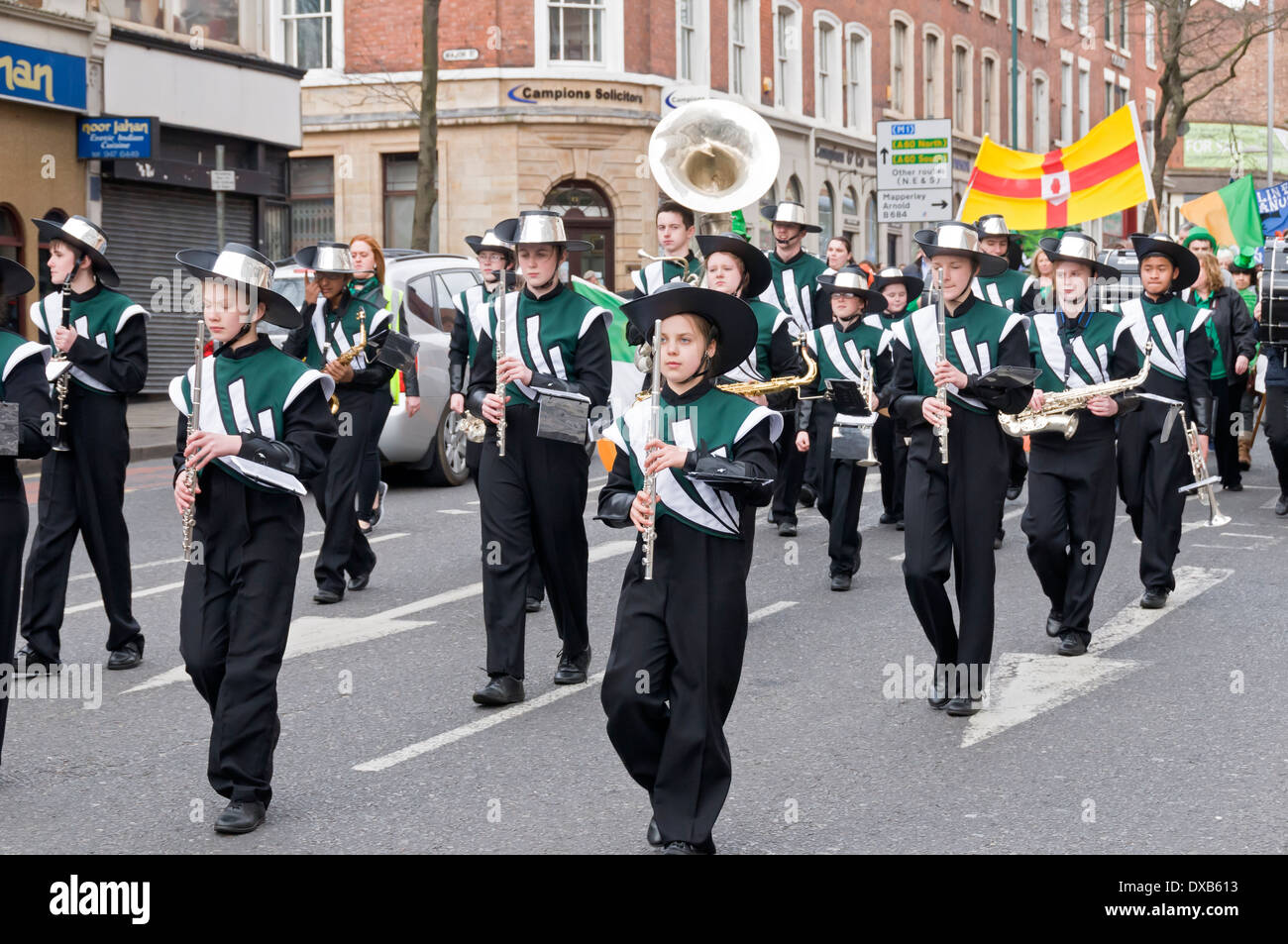 Groupe des jeunes au défilé de la Saint-Patrick, Nottingham, England, UK Banque D'Images