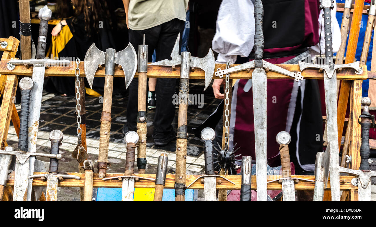 Hache médiévale, épées et autres armes sur un rack wodden, lors d'une fête médiévale à Brasov Banque D'Images