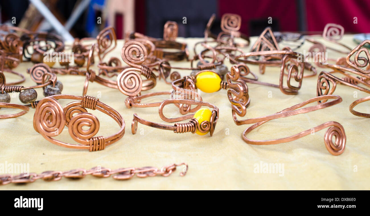 Fait main bracelet de cuivre fabriqués à partir de fil et martelé tisted Banque D'Images