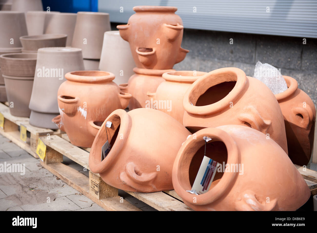 Pots d'argile sur des palettes en bois dans la région de market Banque D'Images