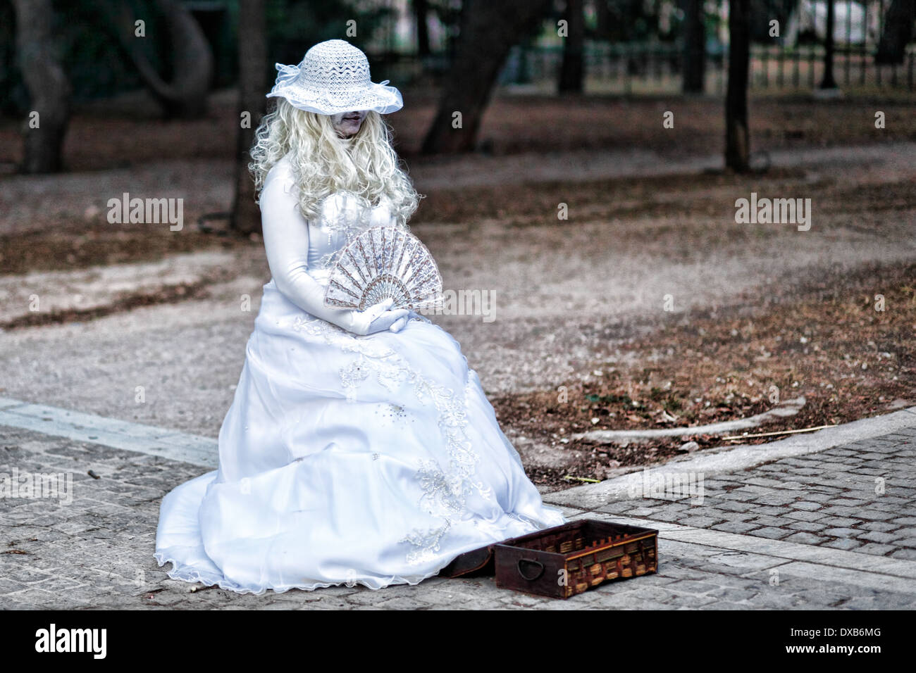Un mime effectue dans la rue d'Athènes, Grèce Banque D'Images
