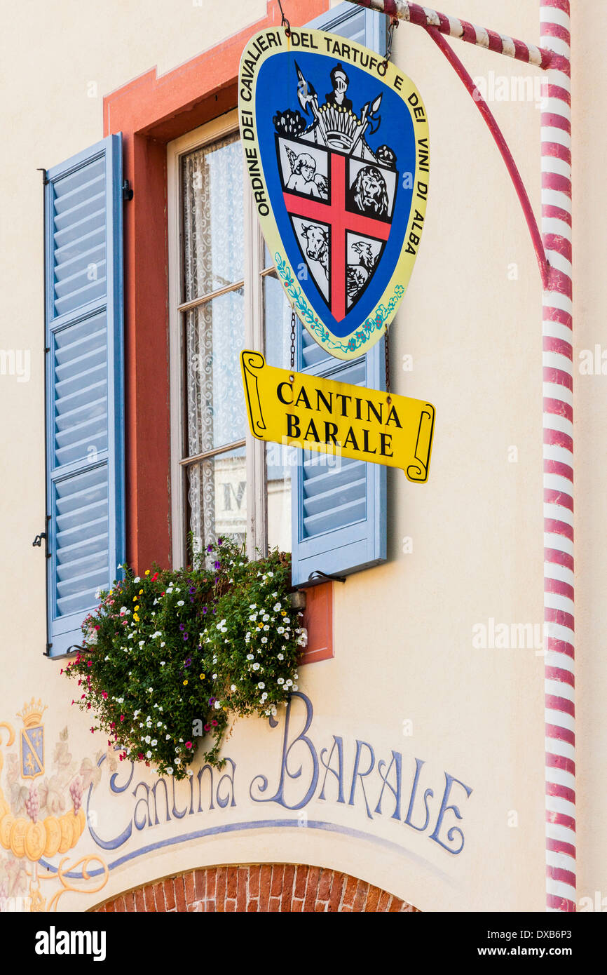 Decorative sign pour un vin cantina dans le district de vin italien Barolo, Langhe, Italie Banque D'Images