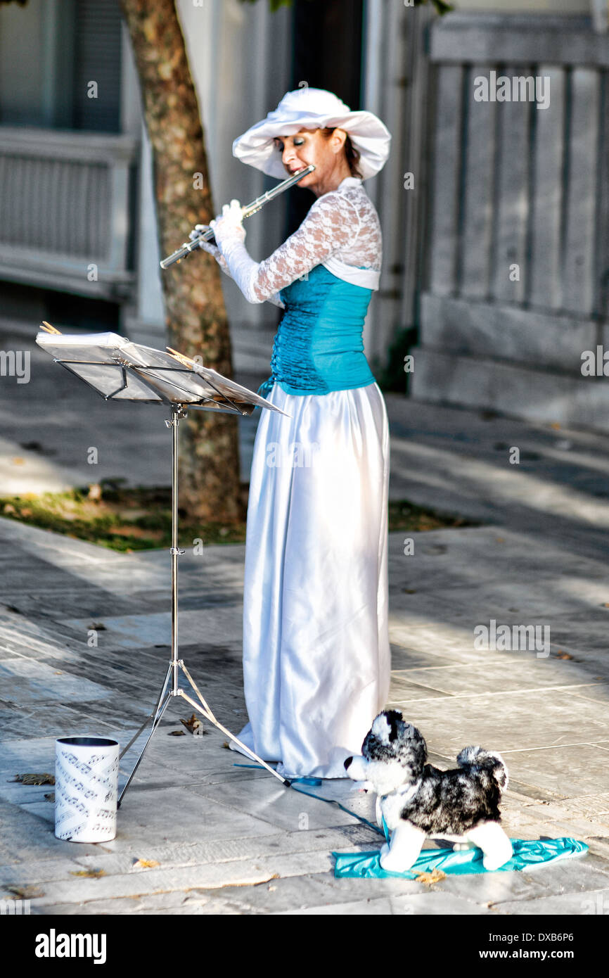 Un musicien jouant de la flûte dans la rue d'Athènes, Grèce Banque D'Images