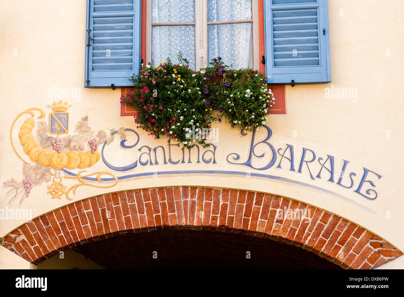 Decorative sign pour un vin cantina dans le district de vin italien Barolo, Langhe, Italie Banque D'Images