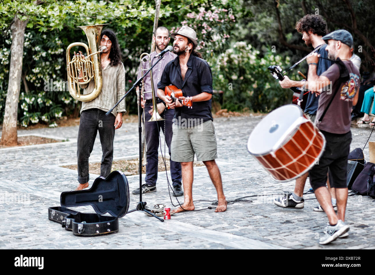 Les musiciens jouant dans la rue d'Athènes, Grèce Banque D'Images