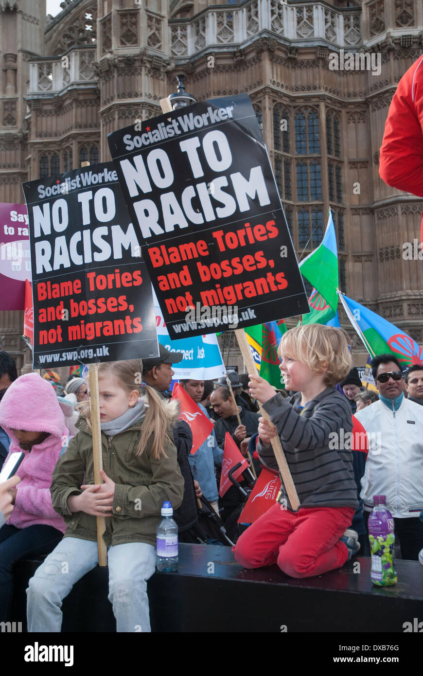 Londres, Royaume-Uni. 22 mars 2014. Enfants en attente à l'ancien palace Yard tenir Non au racisme bannières avant le grand rassemblement de partir à Trafalgar Square dans le centre de Londres. Crédit : Peter Manning/Alamy Live News Banque D'Images