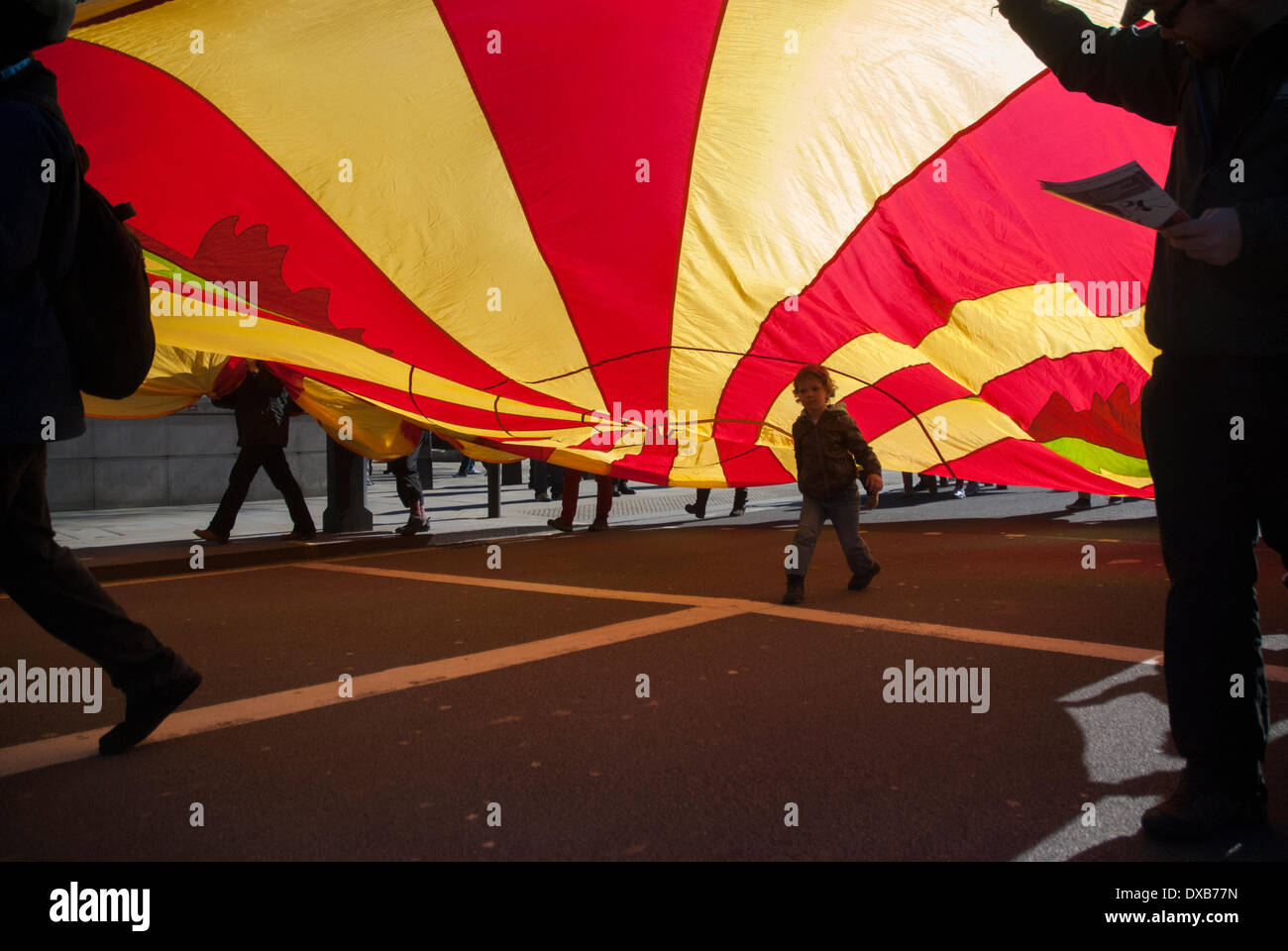 Londres, Royaume-Uni. 22 mars 2014. Un jeune garçon marche sous une grande banderole au cours de la Grand rassemblement dans le centre de Londres. Crédit : Peter Manning/Alamy Live News Banque D'Images