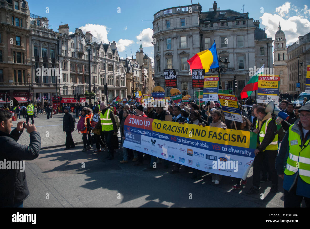 Londres, Royaume-Uni. 22 mars 2014. Le grand rassemblement se déplace vers le centre de Londres, Trafalgar Square à mesure que les gens tenir de grandes bannières. Crédit : Peter Manning/Alamy Live News Banque D'Images