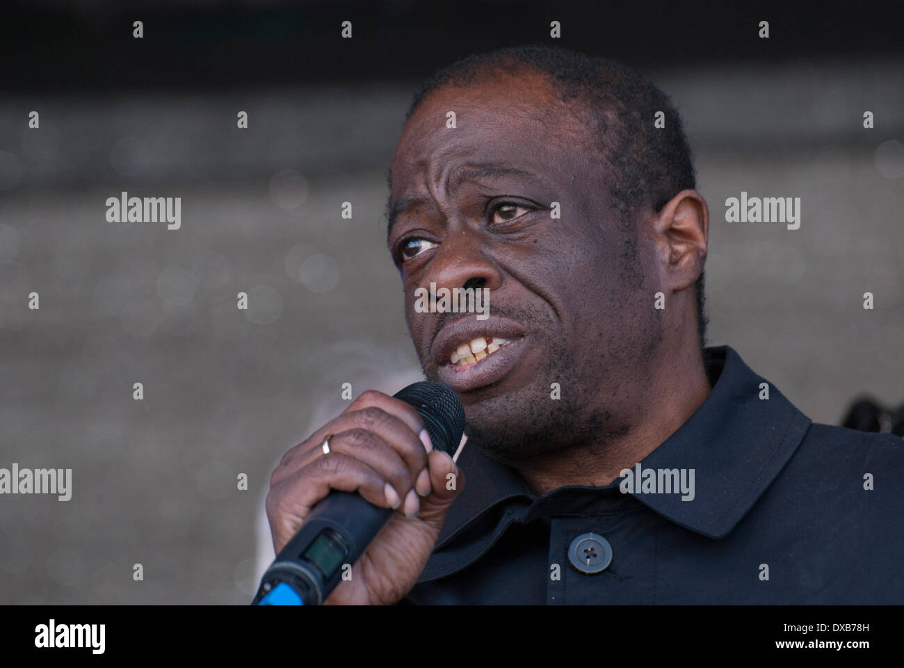 Londres, Royaume-Uni. 22 mars 2014. S'unir contre le fascisme secrétaire Weyman Bennett aborde le grand rassemblement à Trafalgar Square à Londres. Crédit : Peter Manning/Alamy Live News Banque D'Images