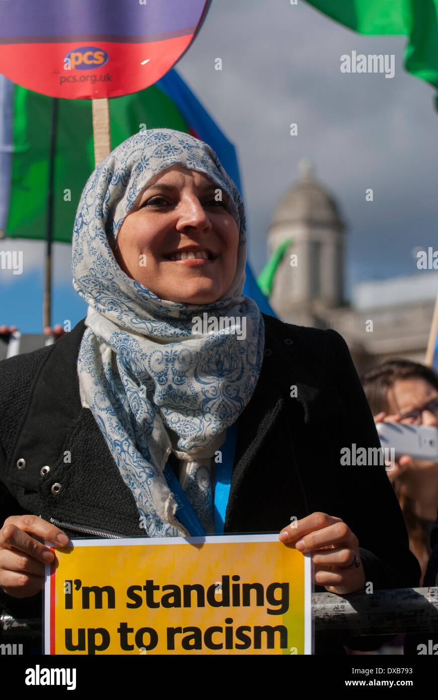 Londres, Royaume-Uni. 22 mars 2014. Une femme au grand rassemblement à l'écoute des orateurs dans le quartier londonien de Trafalgar Square. Crédit : Peter Manning/Alamy Live News Banque D'Images