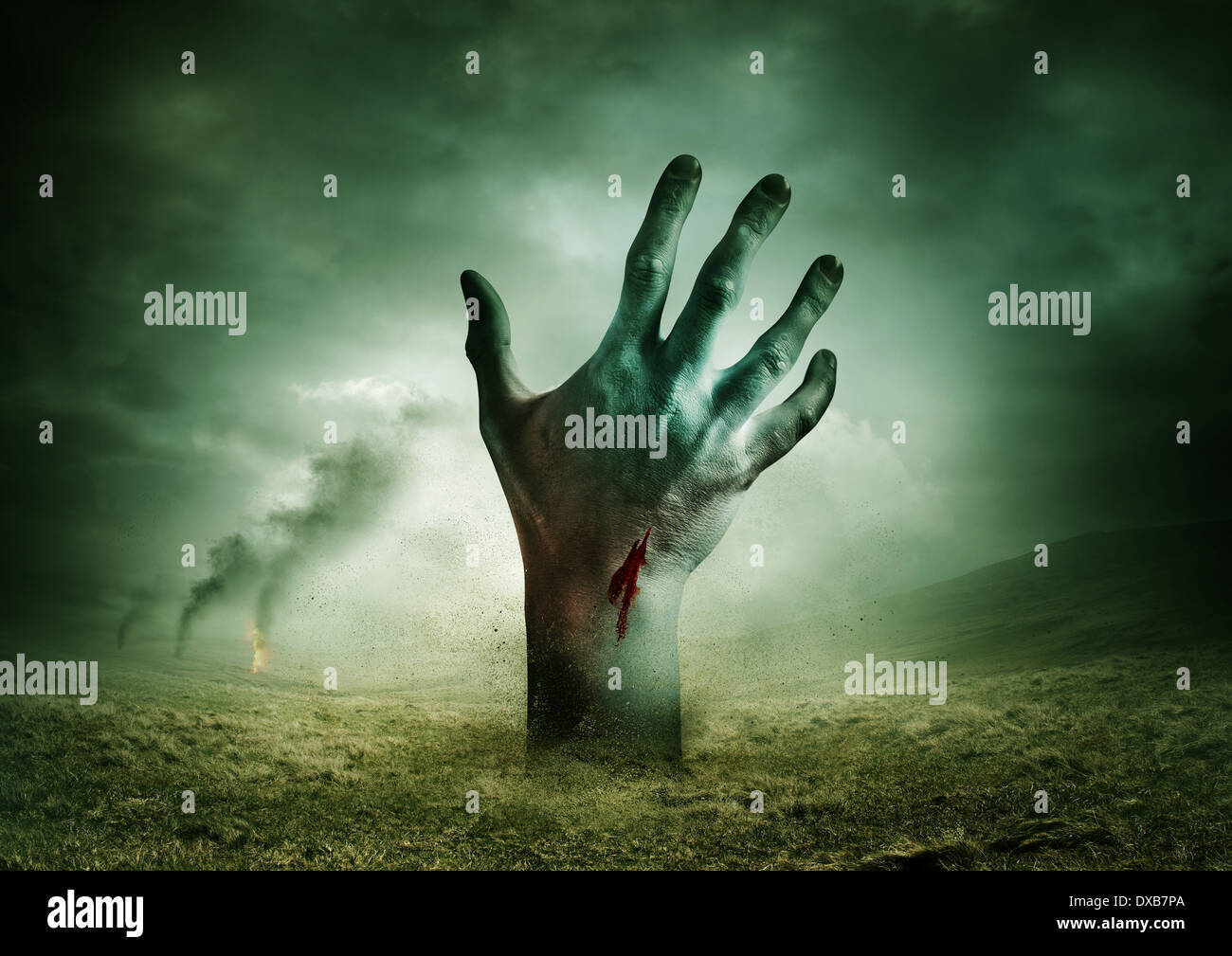 Zombie breakout - terres contaminées avec une main de zombie s'élevant du sol.. Banque D'Images