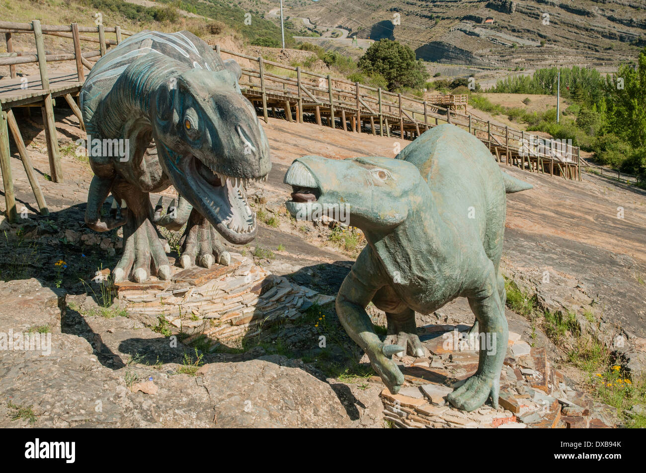 Deux modèles de dinosaures combattant sur le site fossile de Virgen del Campo ont été mis en place pour recréer l'histoire de la violence racontée par les empreintes fossiles ci-dessous. Banque D'Images