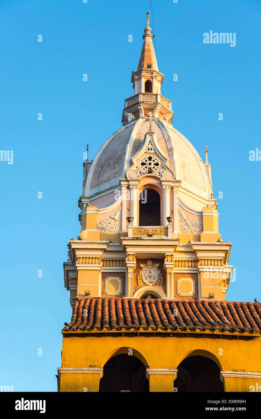 La tour de la cathédrale à Cartagena, Colombie baigné dans la lumière du soleil tôt le matin d'or Banque D'Images