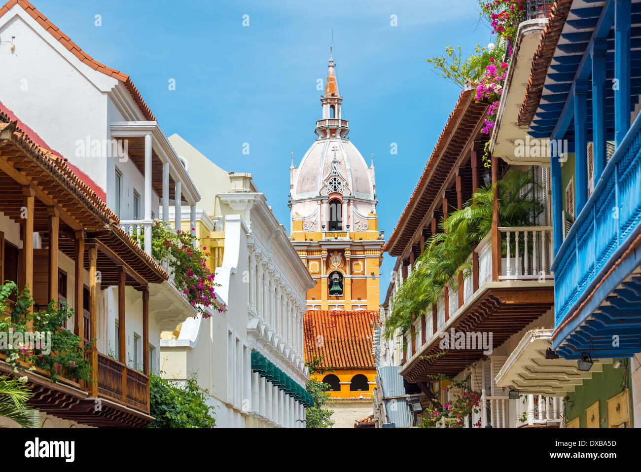 Vue sur un balcon menant à la splendide cathédrale de Carthagène, Colombie Banque D'Images