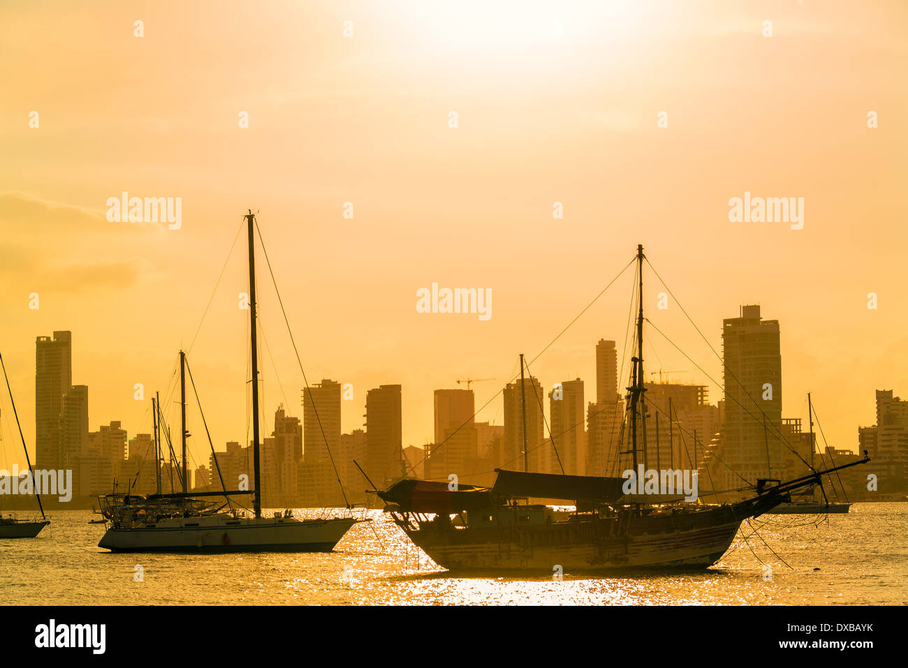 Des bateaux et des gratte-ciel au coucher du soleil à Carthagène, Colombie Banque D'Images