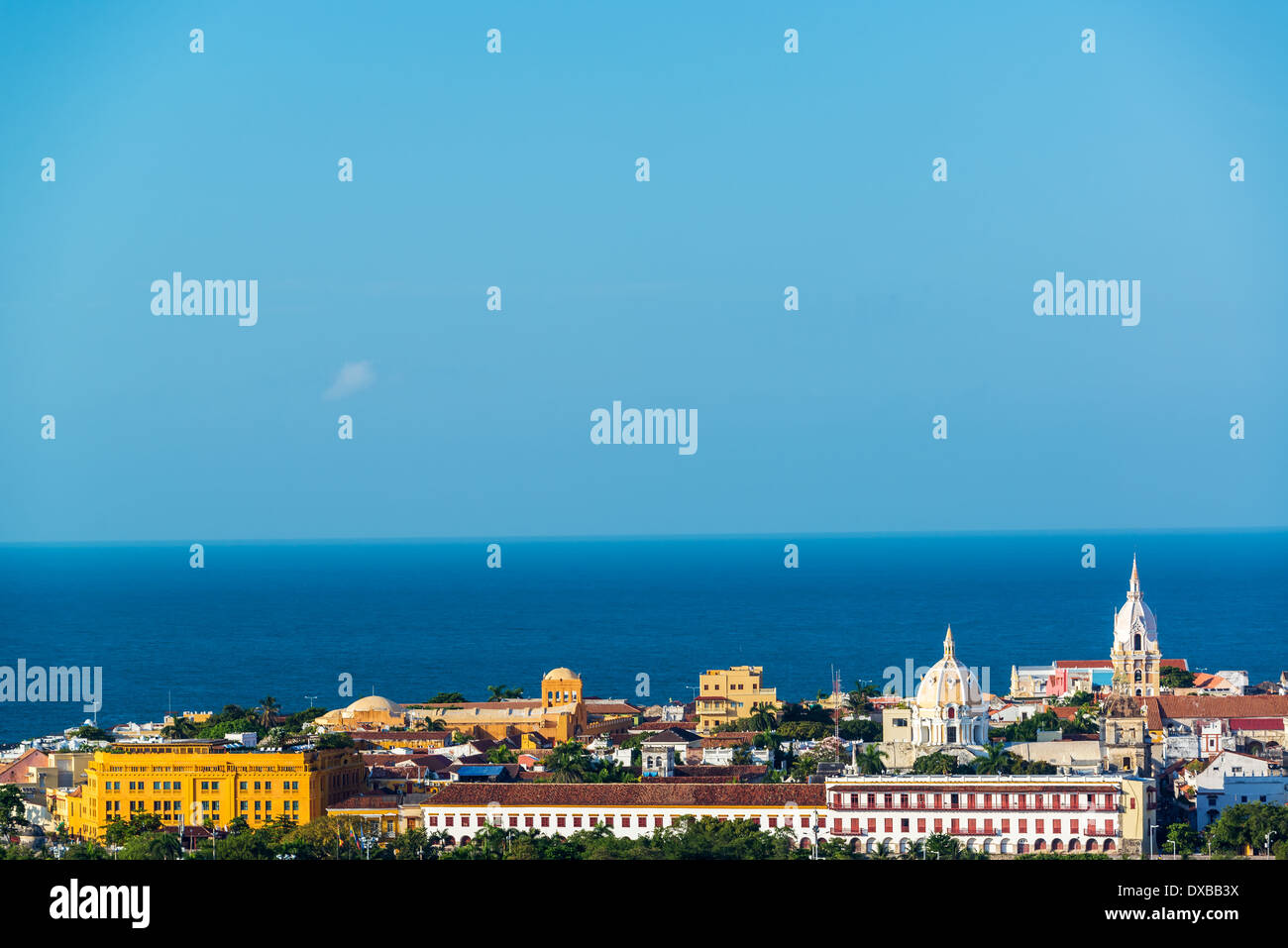 Vue sur le centre historique de Carthagène, Colombie, avec la mer des Caraïbes visible à l'arrière-plan Banque D'Images