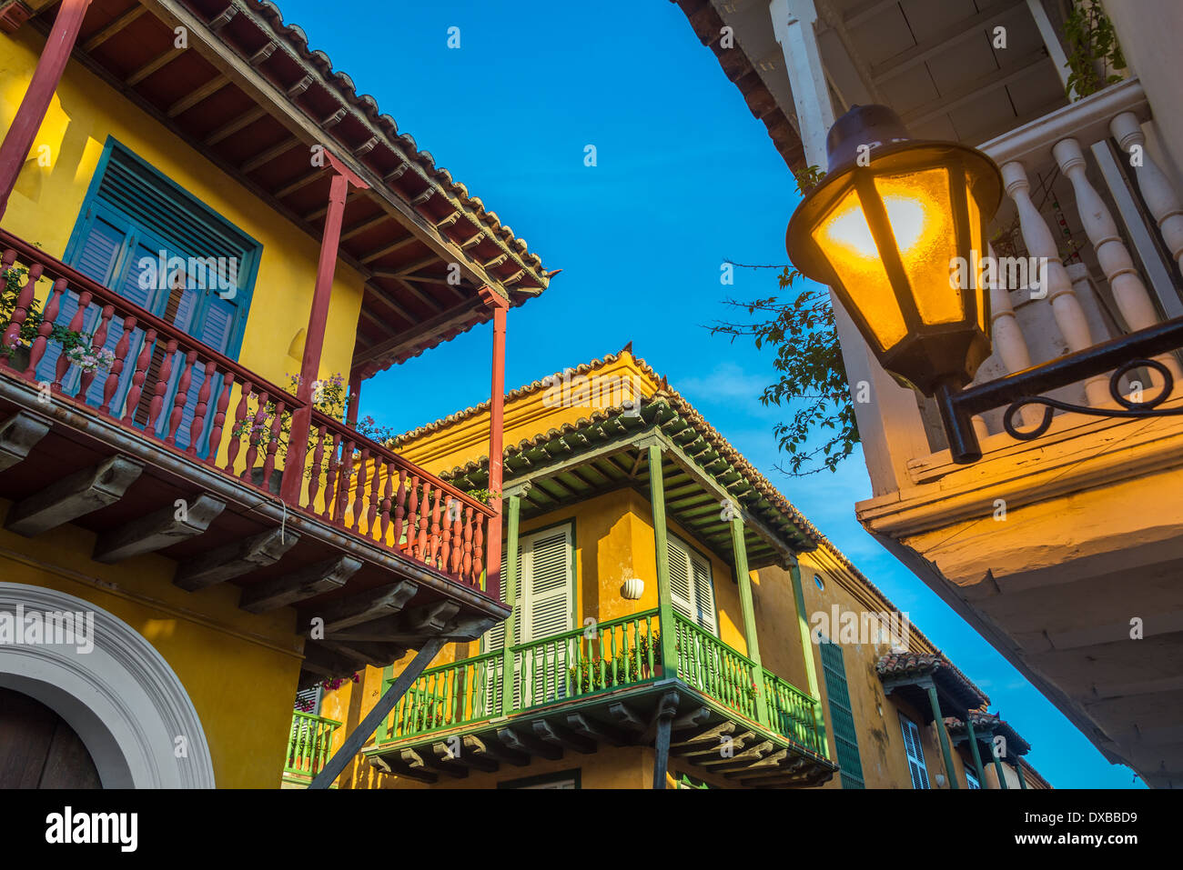 Coin de rue à Carthagène, Colombie, où trois vieux balcons coloniaux convergent Banque D'Images