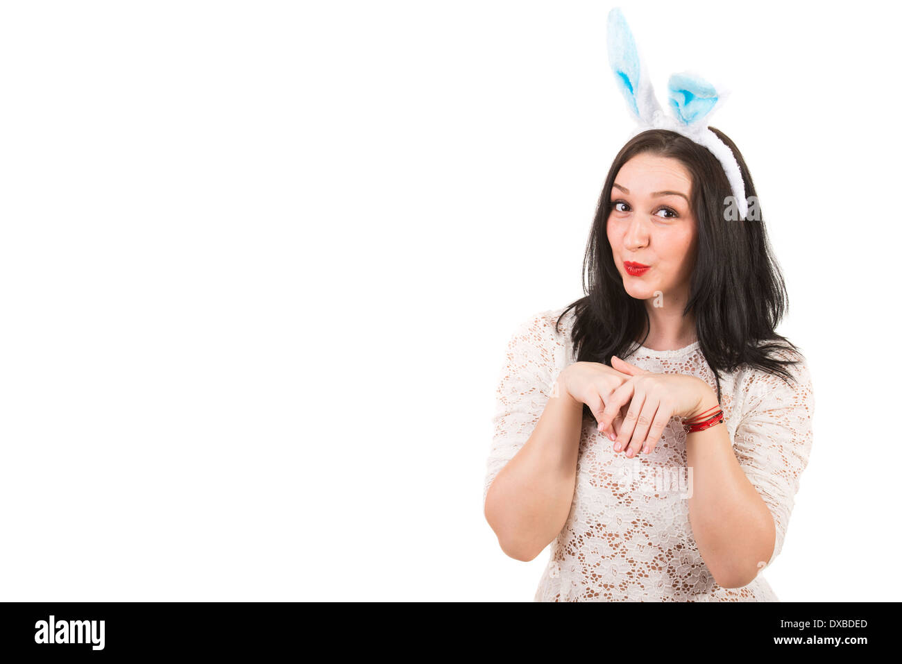 Femme drôle avec oreilles de lapin gesticuler isolé sur fond blanc,copie espace de message texte dans la partie gauche de l'image Banque D'Images