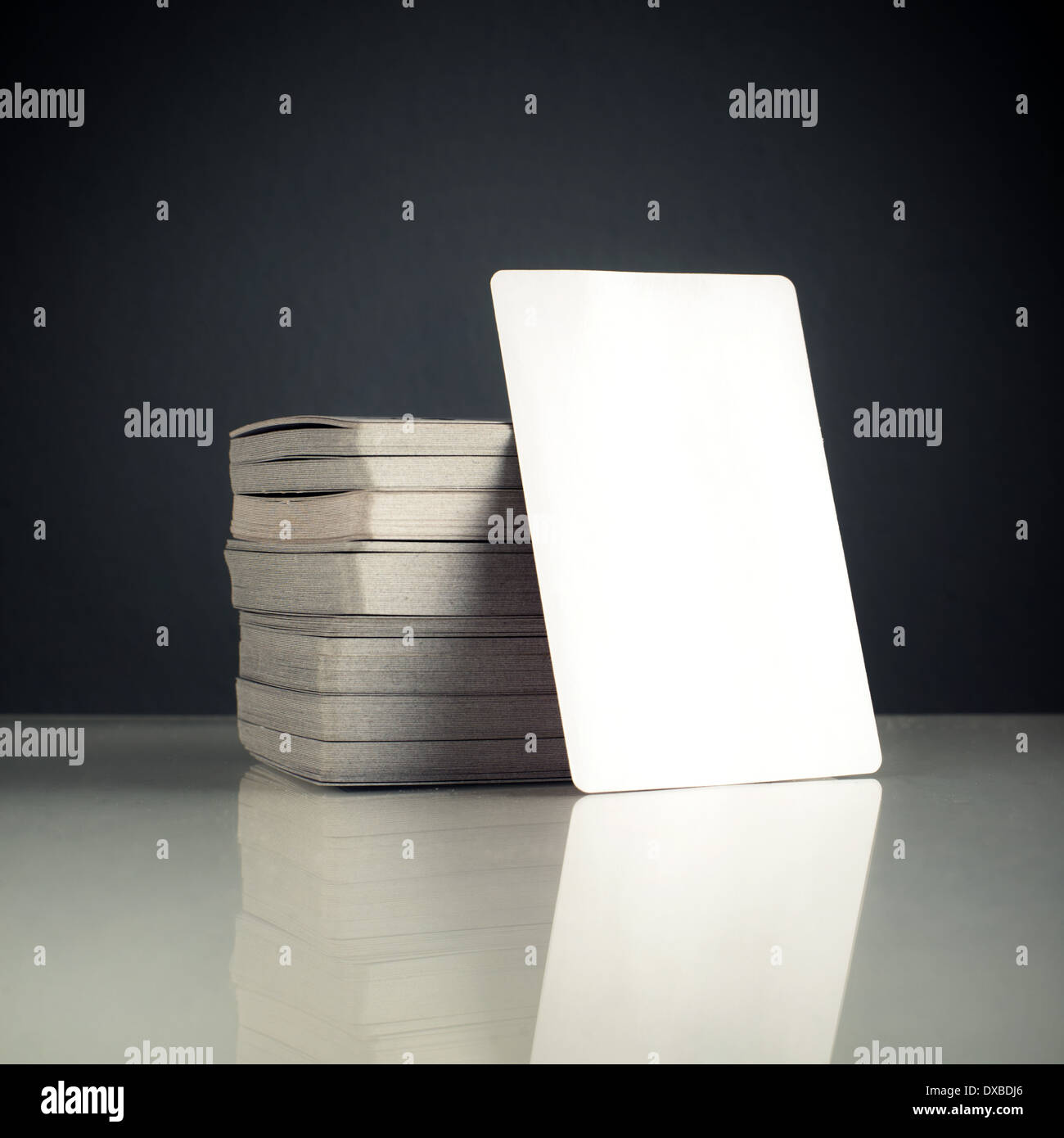 Cartes d'affaires en blanc avec coins arrondis sur table office. Banque D'Images