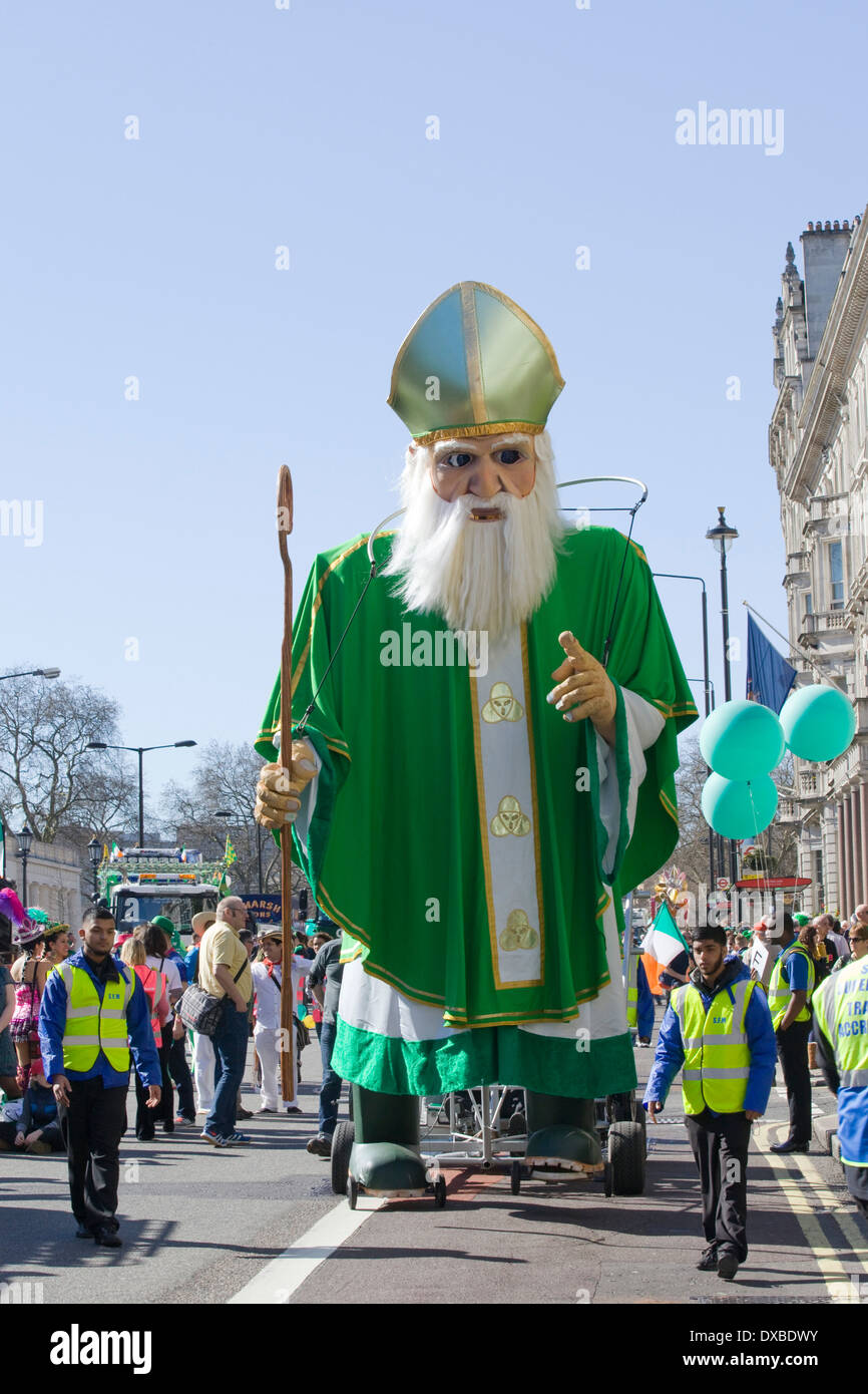 Une gigantesque marionnette de rue Patrick voyages à travers les rues de Londres pour mettre fin à Trafalgar Square Banque D'Images