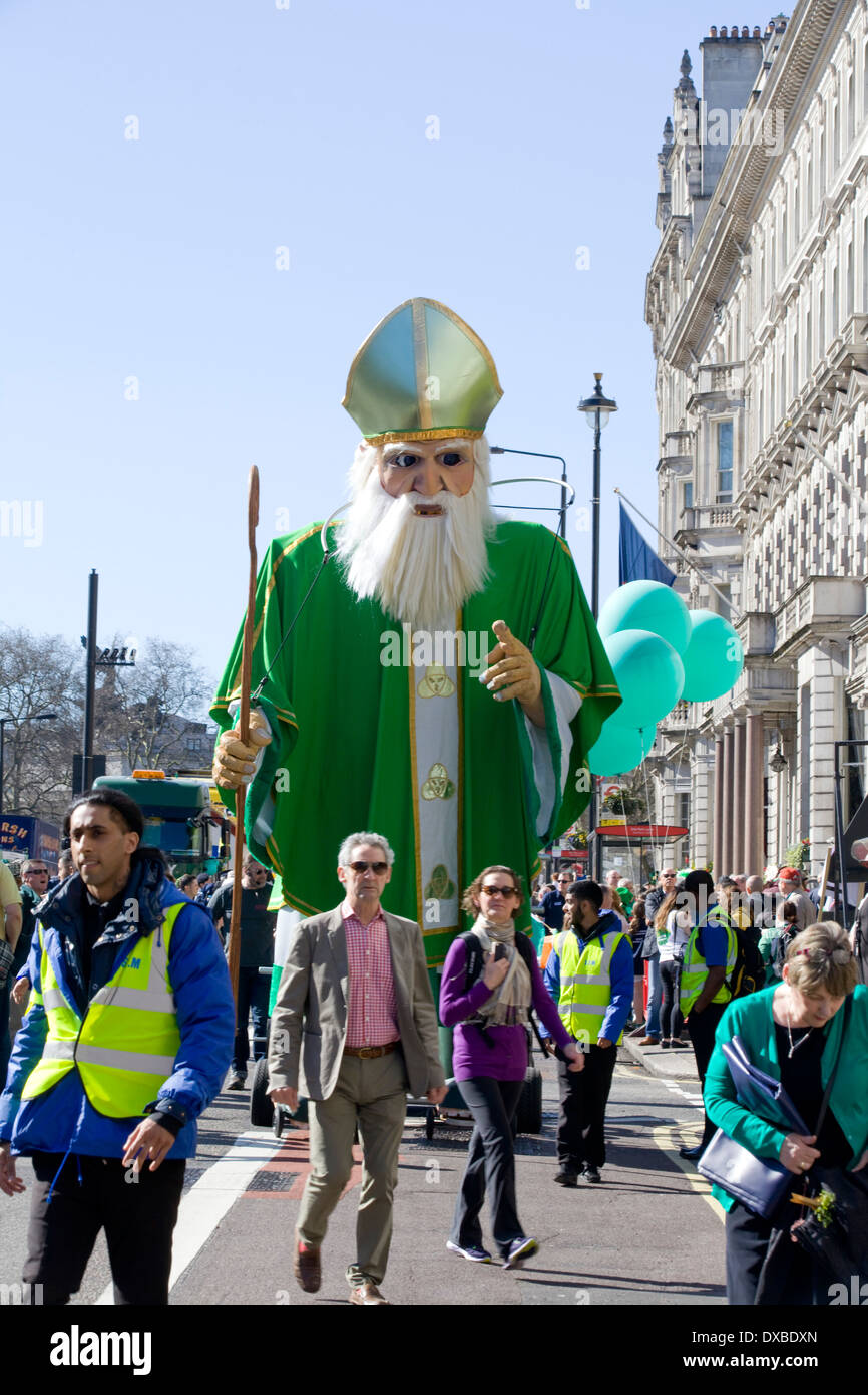 Une gigantesque marionnette de rue Patrick voyages à travers les rues de Londres pour mettre fin à Trafalgar Square Banque D'Images