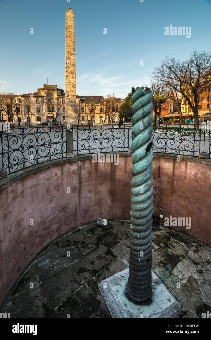 Une ancienne colonne serpentine de bronze enlevée de Delphi par Constantin le Grand, l'Hippodrome, Sultanahmet, Istanbul, Turquie. Banque D'Images