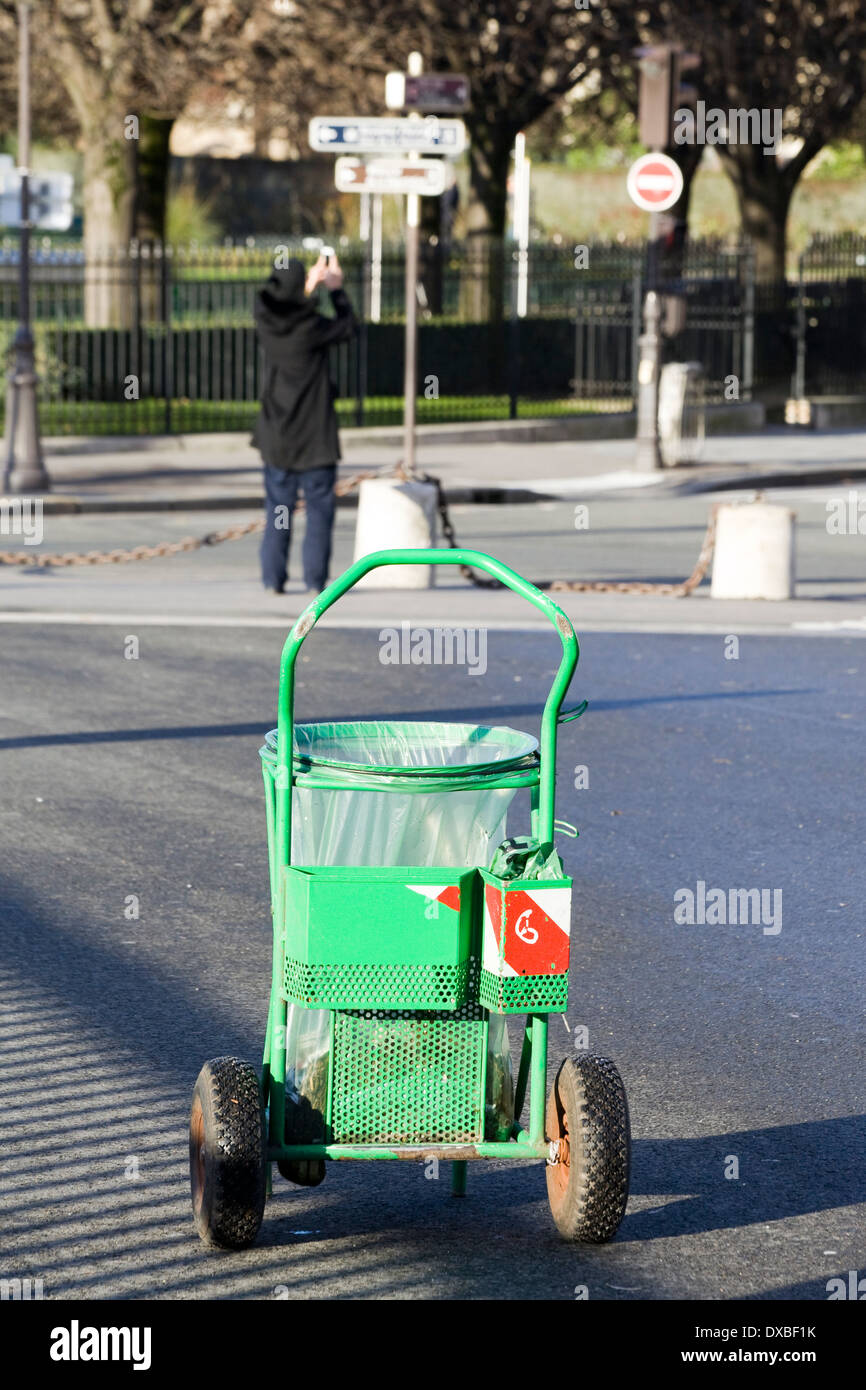 Pick up Trash bin avec le photographe dans l'arrière-plan Banque D'Images