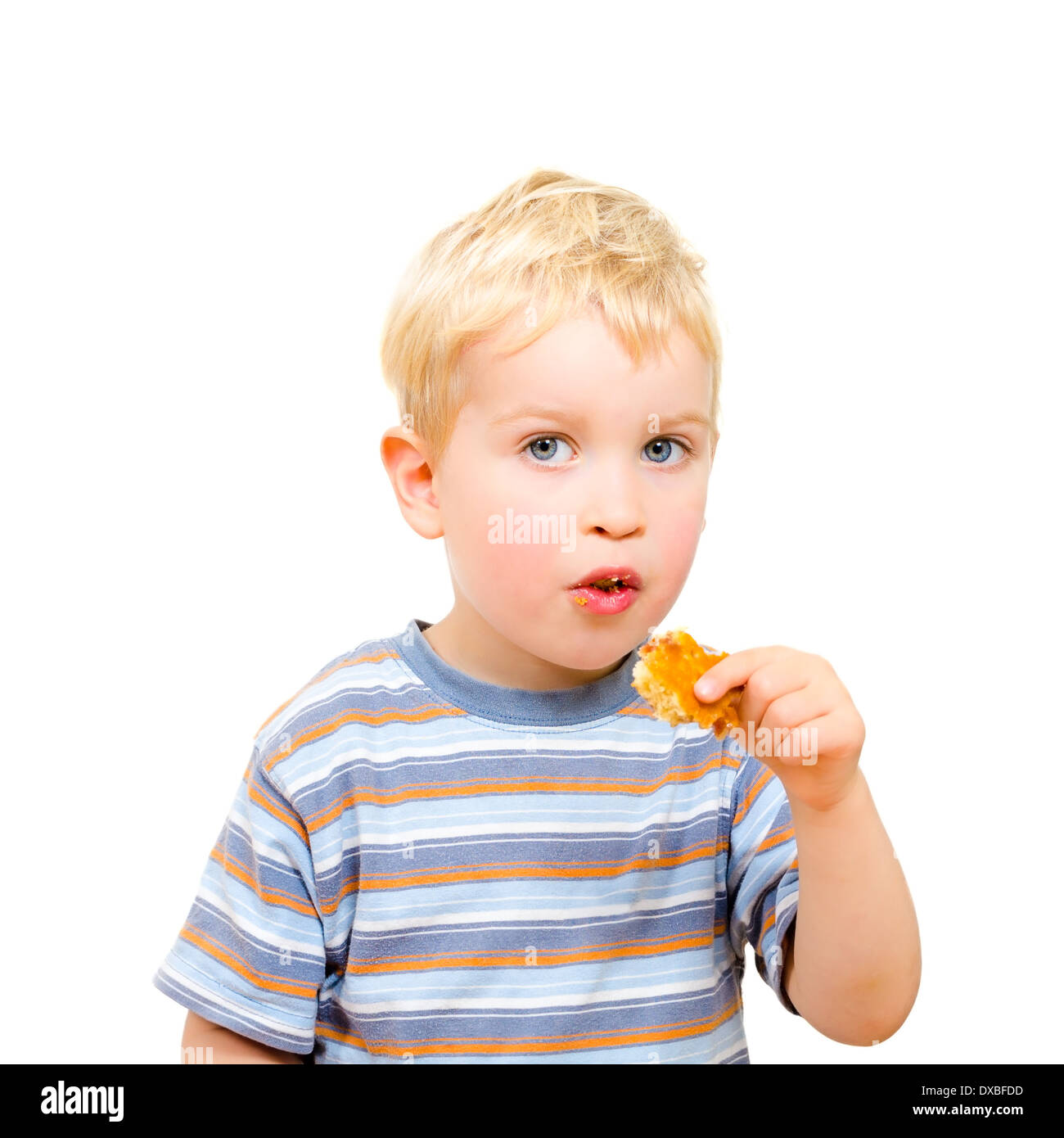 Cute little boy eating cookie délicieux isolé sur fond blanc Banque D'Images