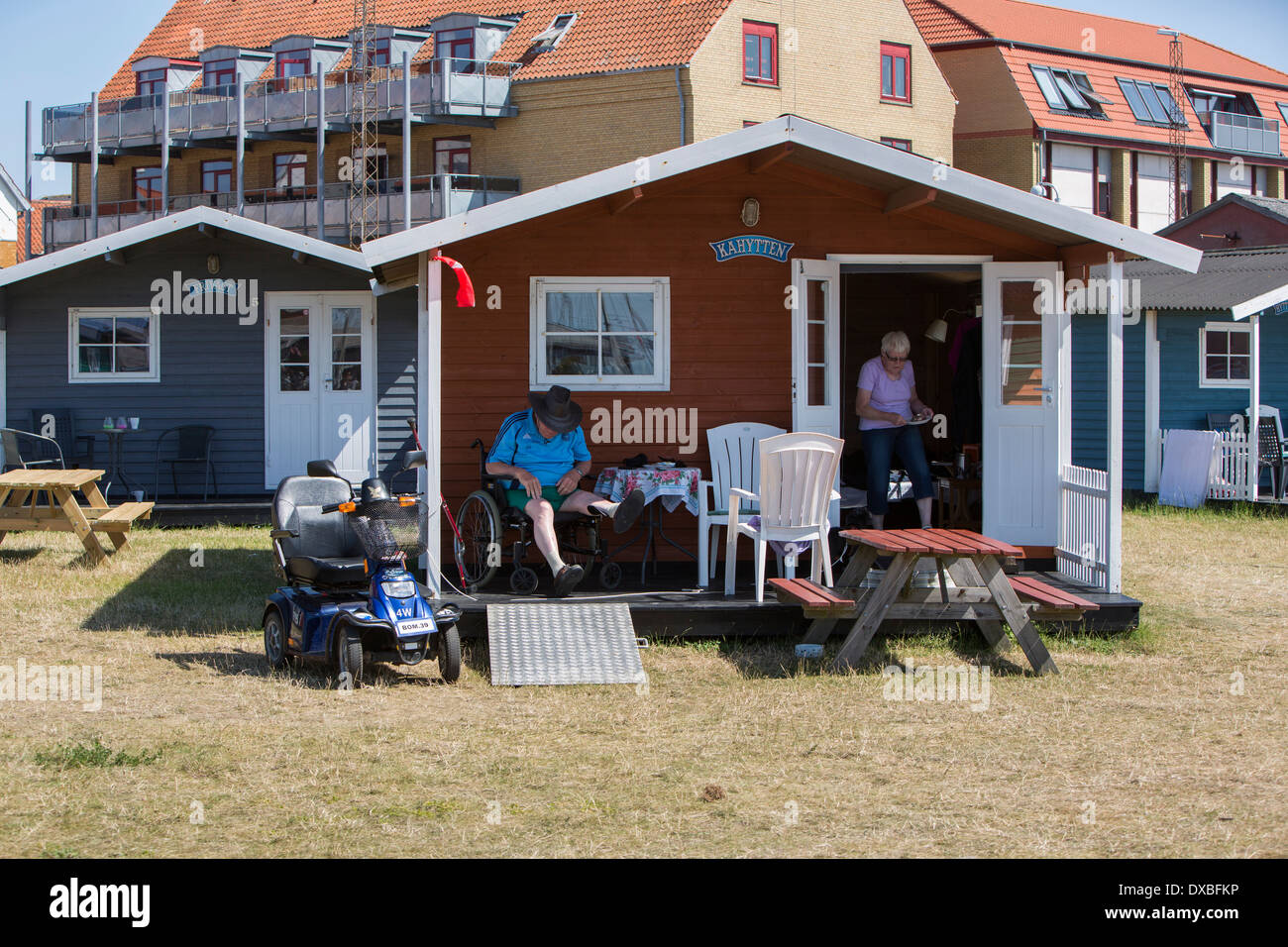 Un couple de personnes âgées dans un cottage de vacances Banque D'Images